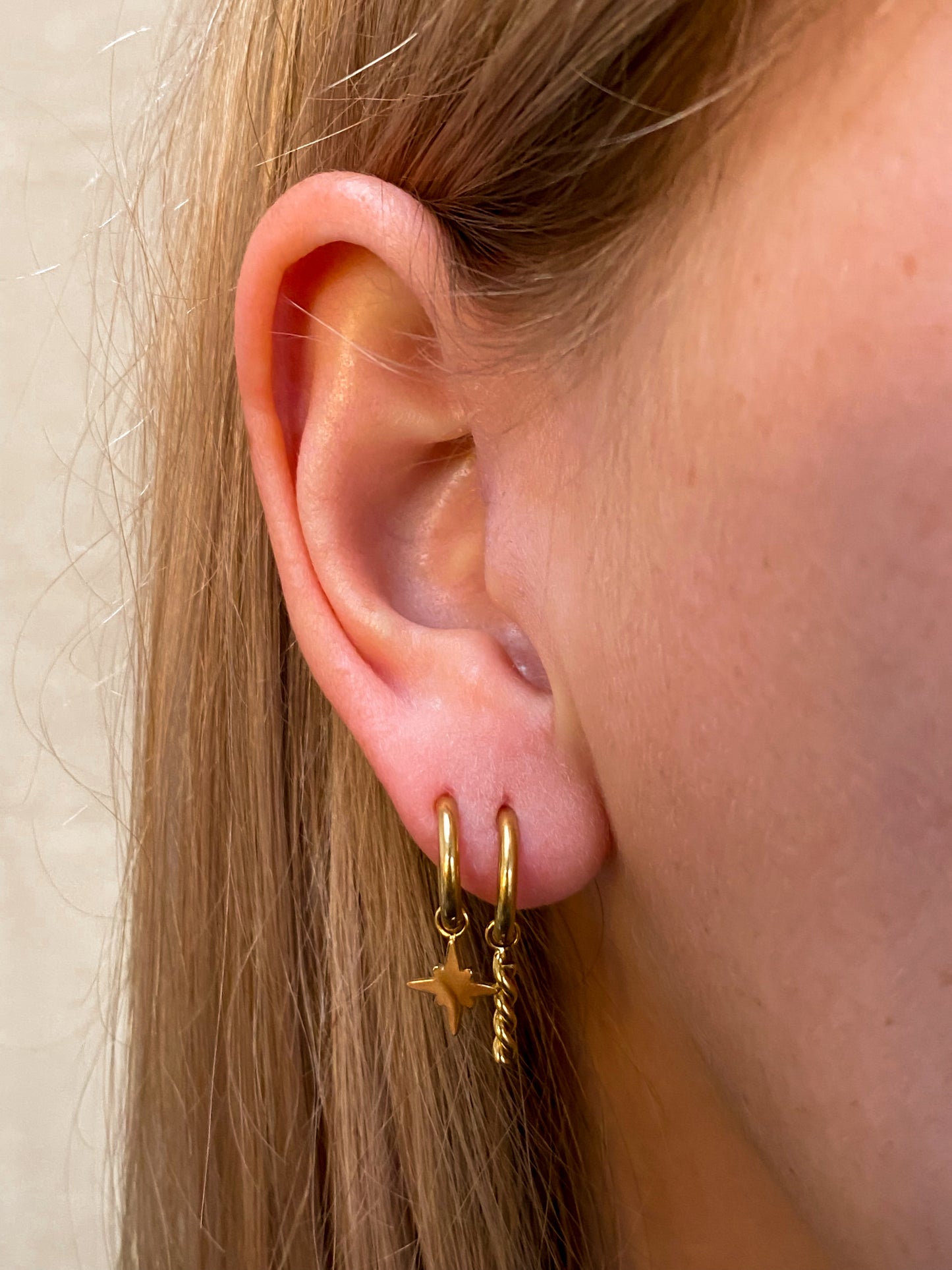 Twisted bar oorbellen goud